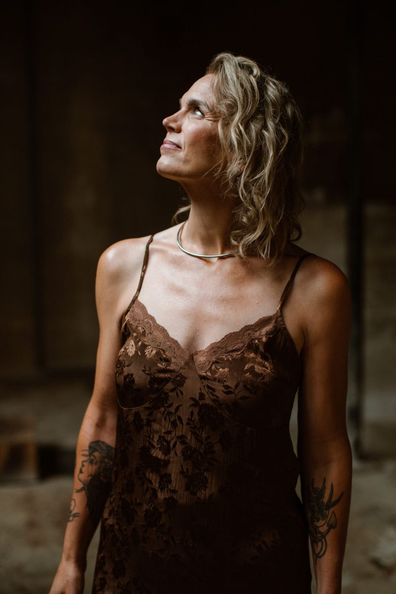 mieke portretfoto gevouwen handen