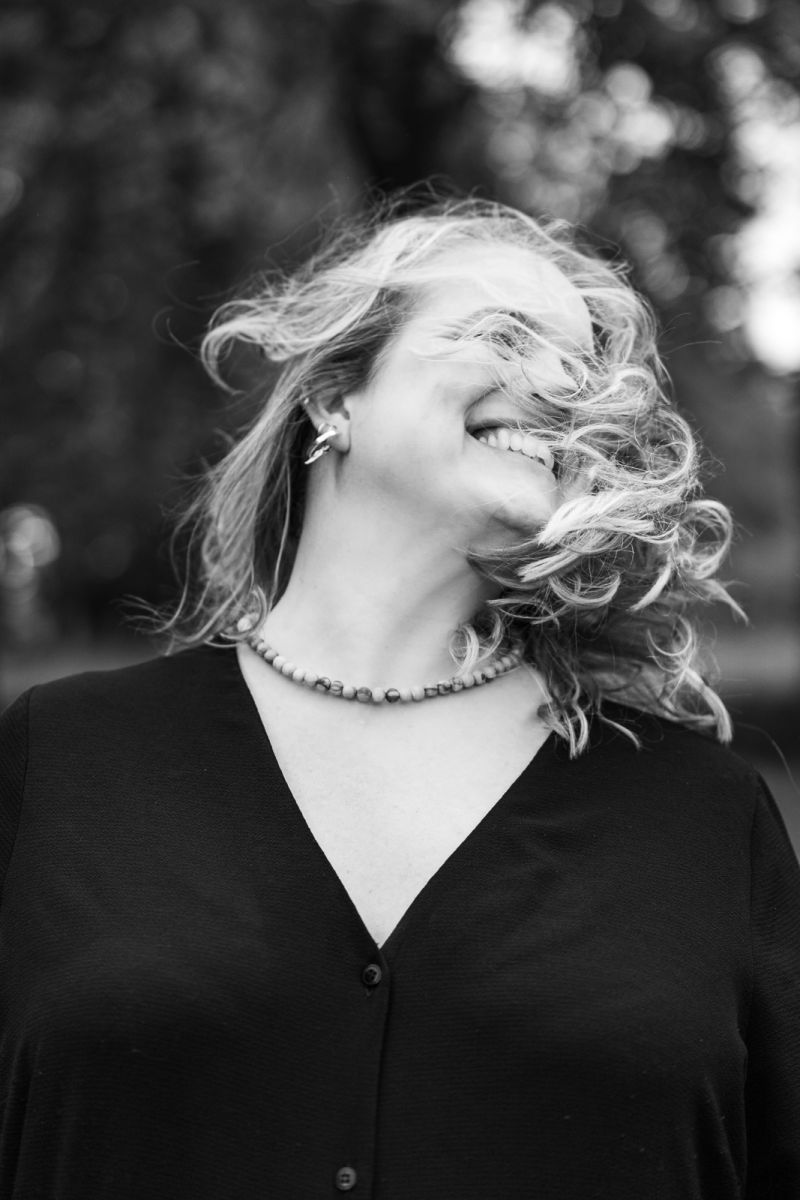 mieke portretfoto gevouwen handen
