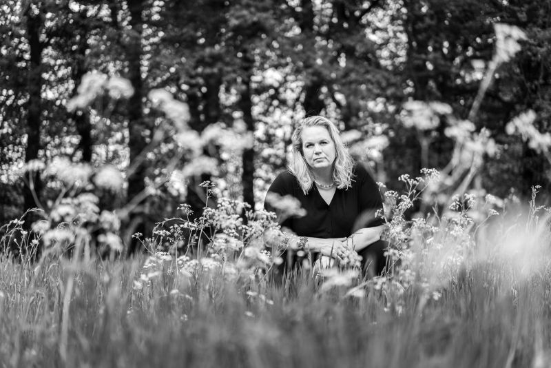 mieke portretfoto gevouwen handen