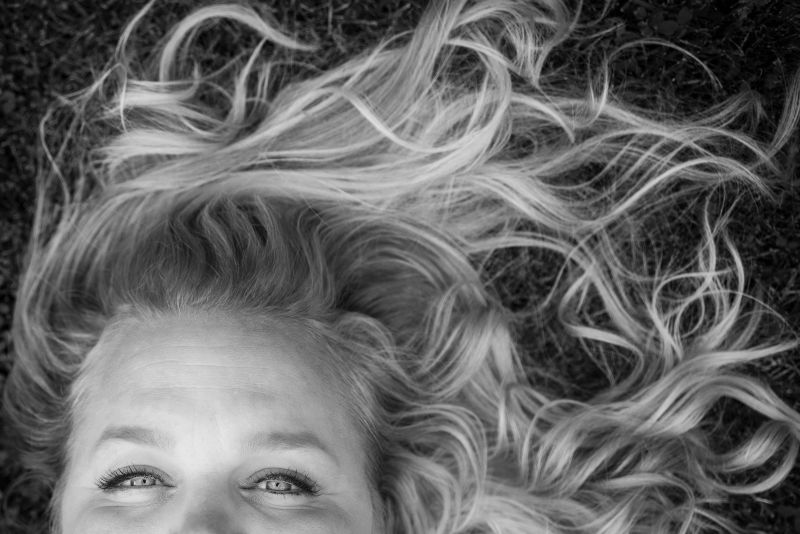 mieke portretfoto gevouwen handen