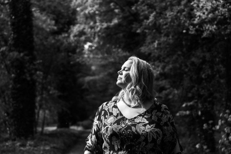 mieke portretfoto gevouwen handen