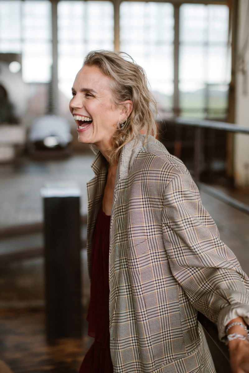 mieke portretfoto gevouwen handen
