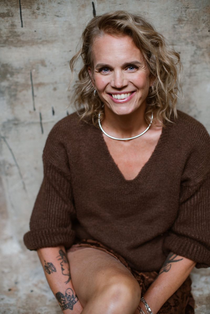 mieke portretfoto gevouwen handen