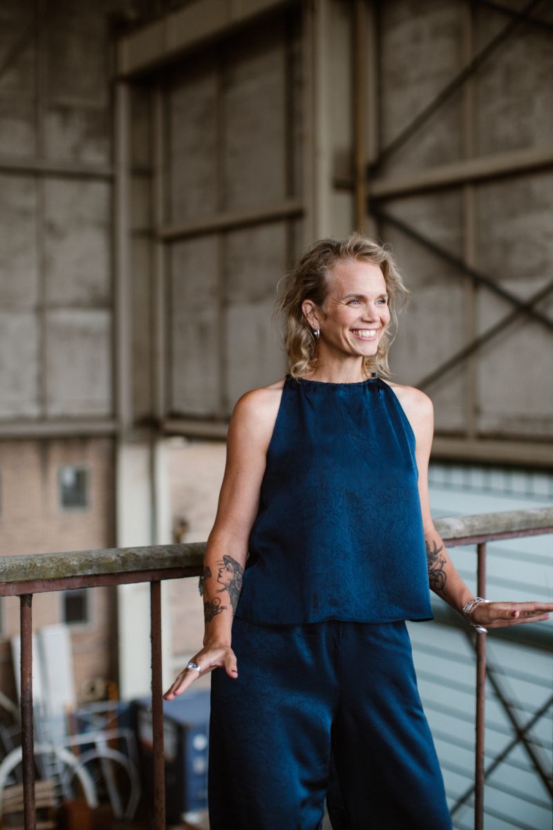 mieke portretfoto gevouwen handen