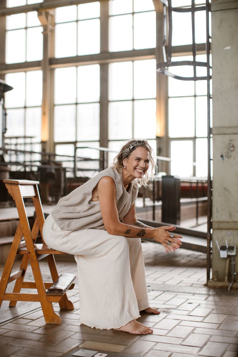 mieke portretfoto gevouwen handen